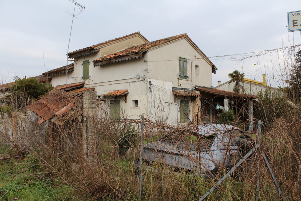 Opuszczone budynki we Włoszech Calvallino z samochodem