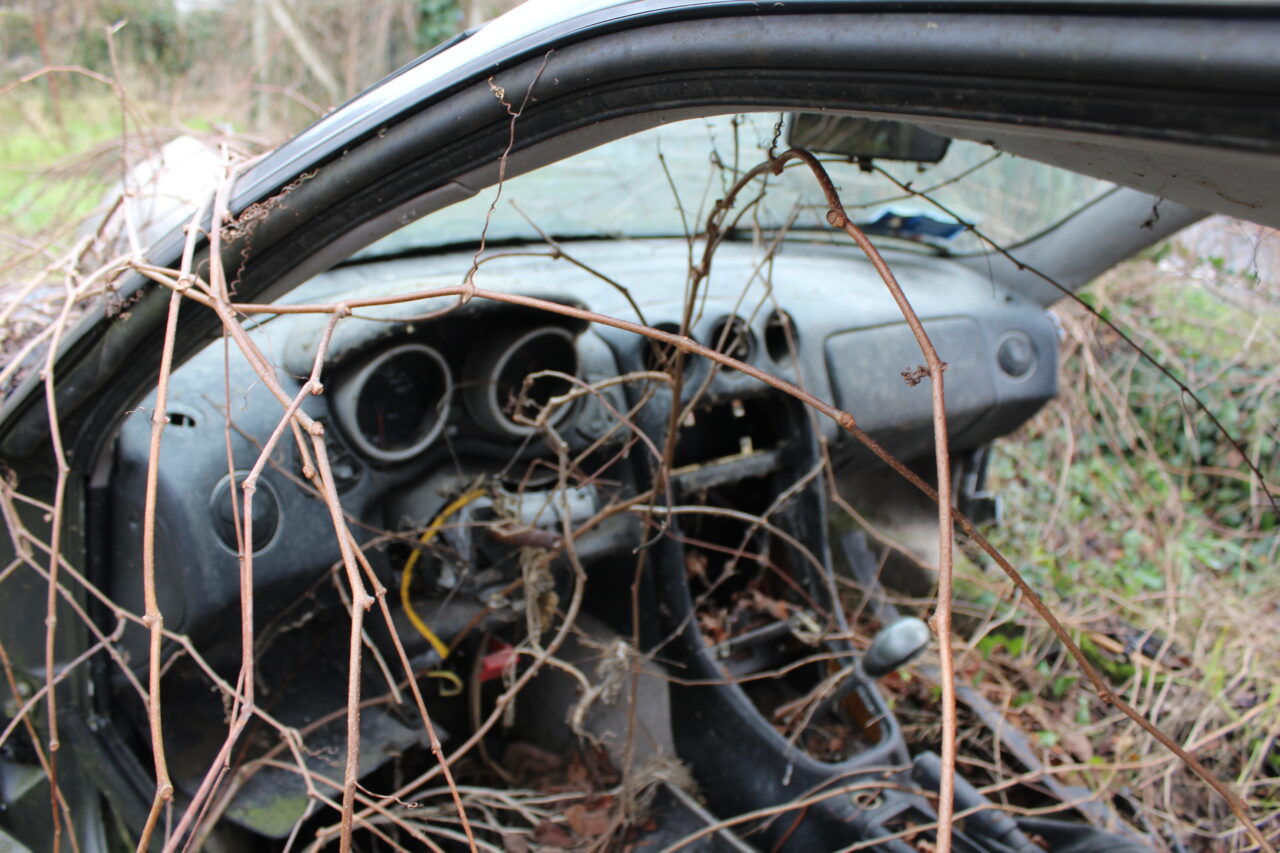 Opuszczone budynki we Włoszech Calvallino z samochodem