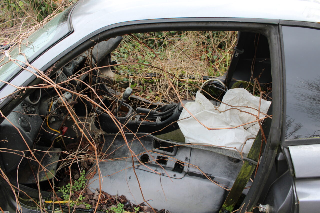 Opuszczone budynki we Włoszech Calvallino z samochodem