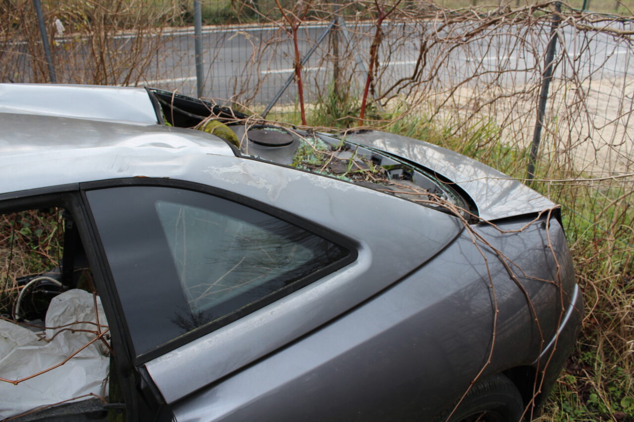 Opuszczone budynki we Włoszech Calvallino z samochodem