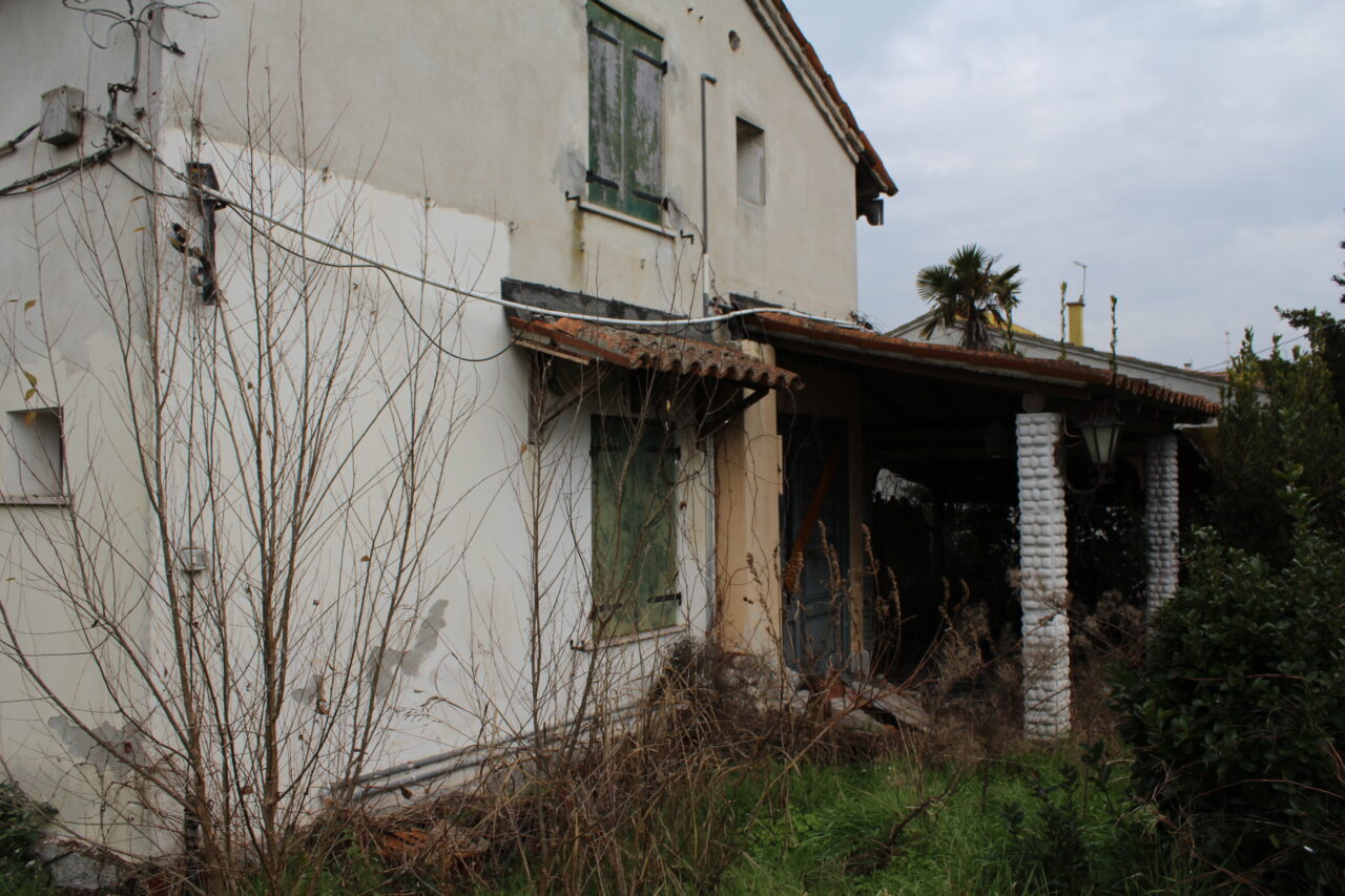 Opuszczone budynki we Włoszech Calvallino z samochodem