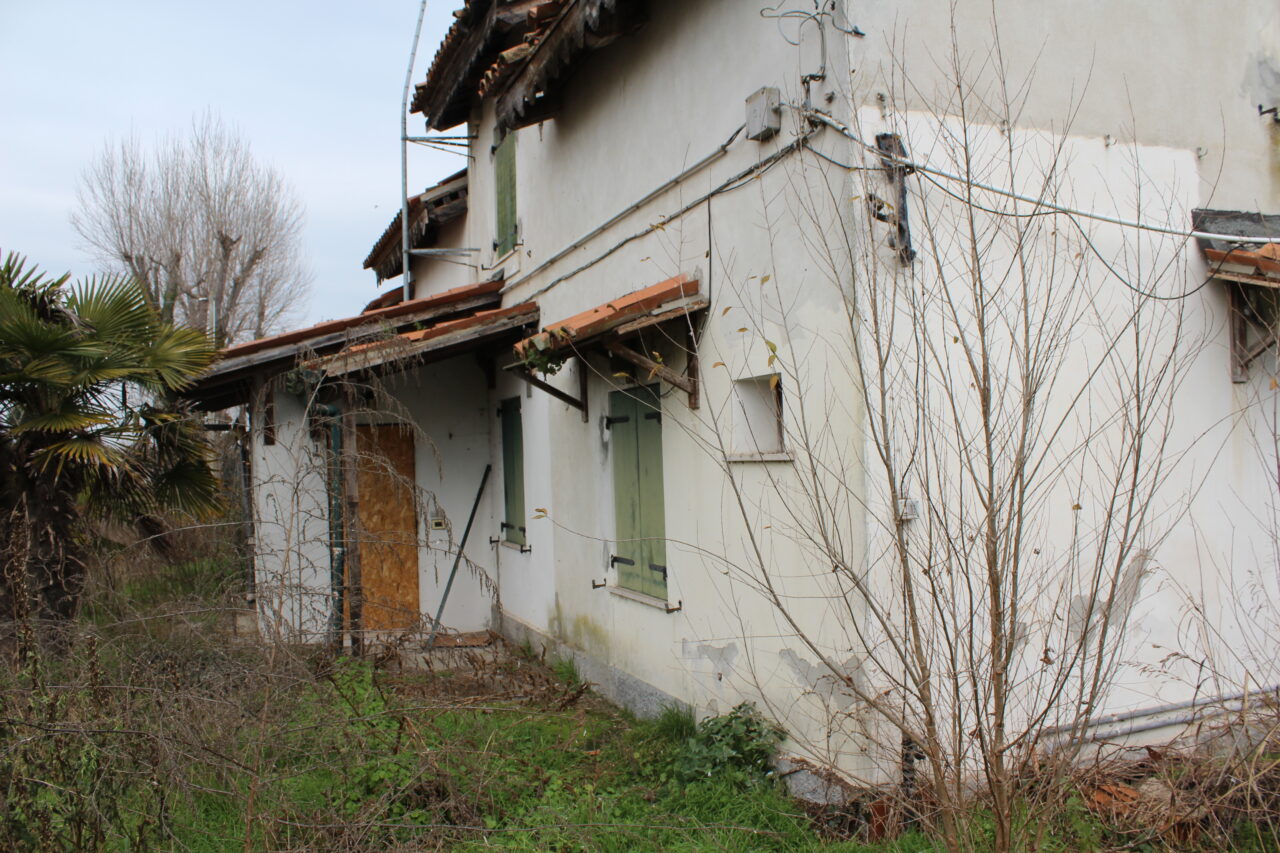 Opuszczone budynki we Włoszech Calvallino z samochodem