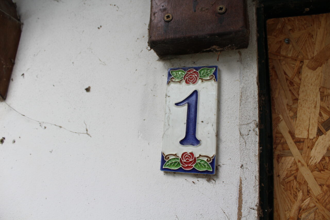 Opuszczone budynki we Włoszech Calvallino z samochodem