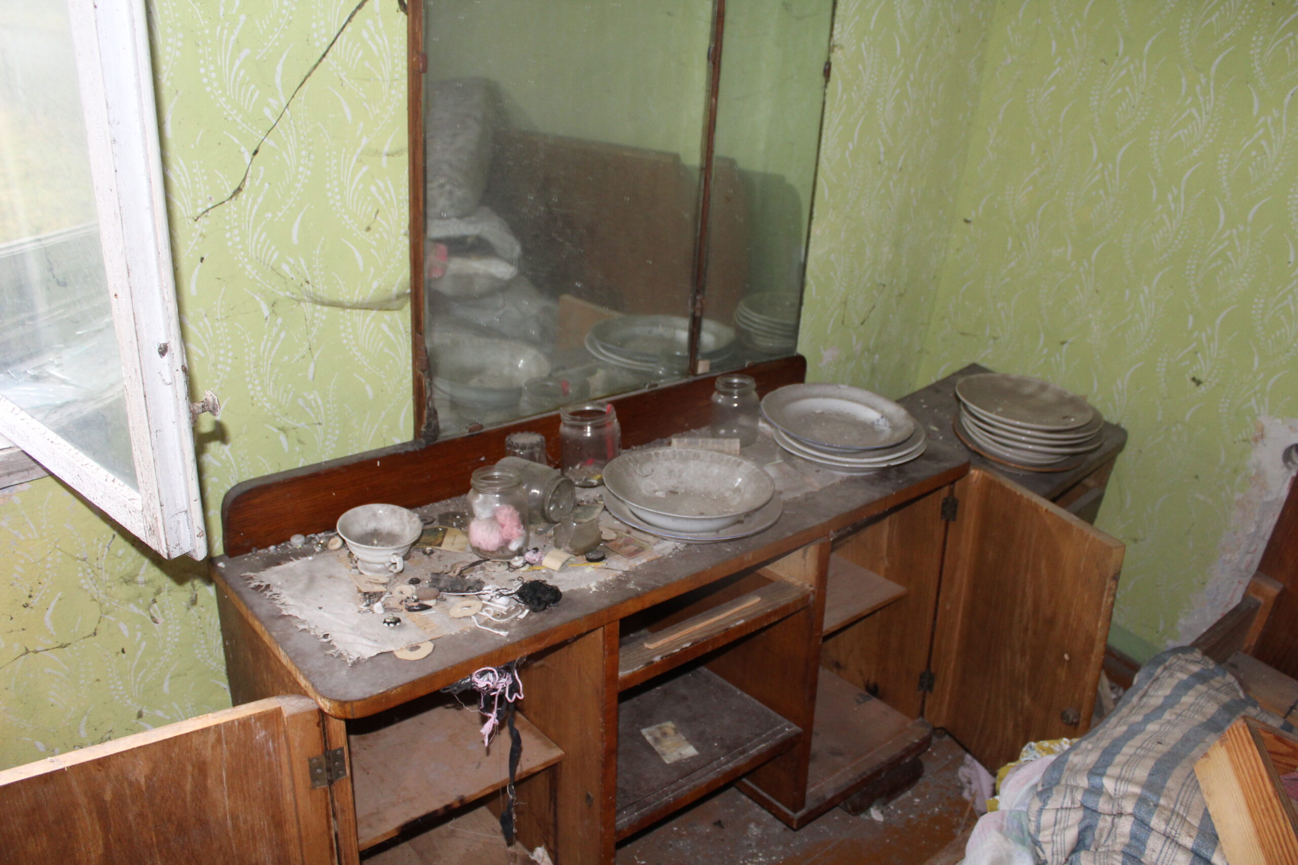 Opuszczony dom w Bukowie z samochodami i mini zoo