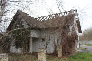 Opuszczony nowoczesny dom w Gogolinie po pożarze w 2020 roku. KSURBEX