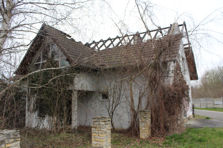 Opuszczony nowoczesny dom w Gogolinie po pożarze w 2020 roku. KSURBEX